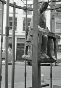 831398 Afbeelding van het door L. Dusée vervaardigde beeld De Gekooide Ambtenaar op de het plein aan de Korte ...